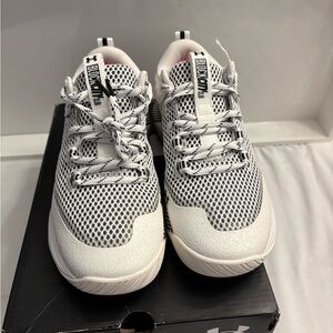 Under Armour Women’s White Athletic Shoes size 6 new